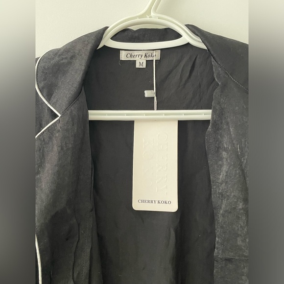 NWT - Black Button Down Blouse with White Piping - size M - Picture 3 of 7